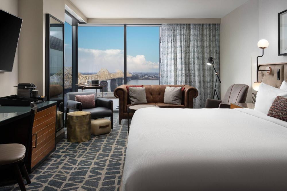 Guest room, 1 King, River view, Corner room interior